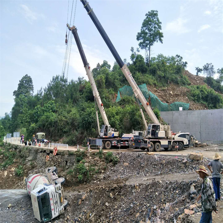 红旗汽车掉沟里叫吊车救援要多少钱