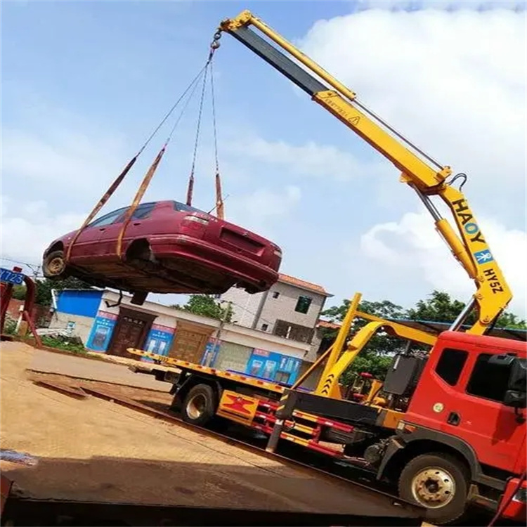 红旗吊车吊汽车的正确方法